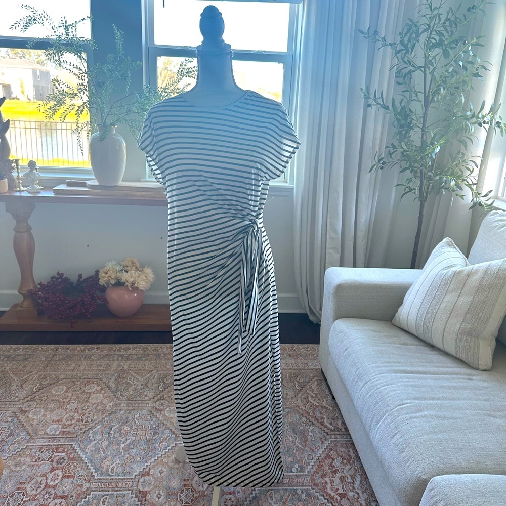 ⭐️⭐️⭐️STUNNING BLACK AND WHITE DRESS⭐️⭐️
🤍🤍🤍BLACK AND WHITE🖤🖤🖤🖤
🌟🌟🌟GORGEOUS🌟🌟🌟